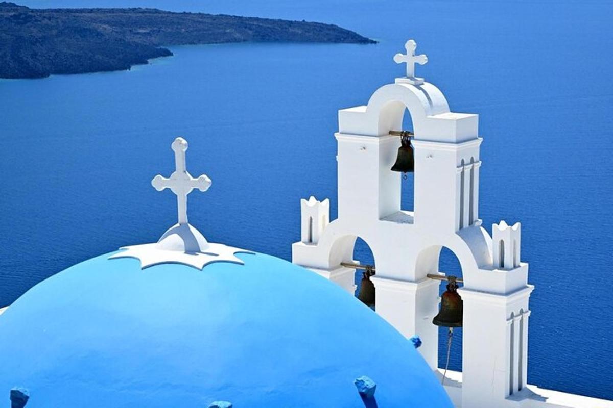 μια λευκή εκκλησία με δύο σταυρούς στην κορυφή της