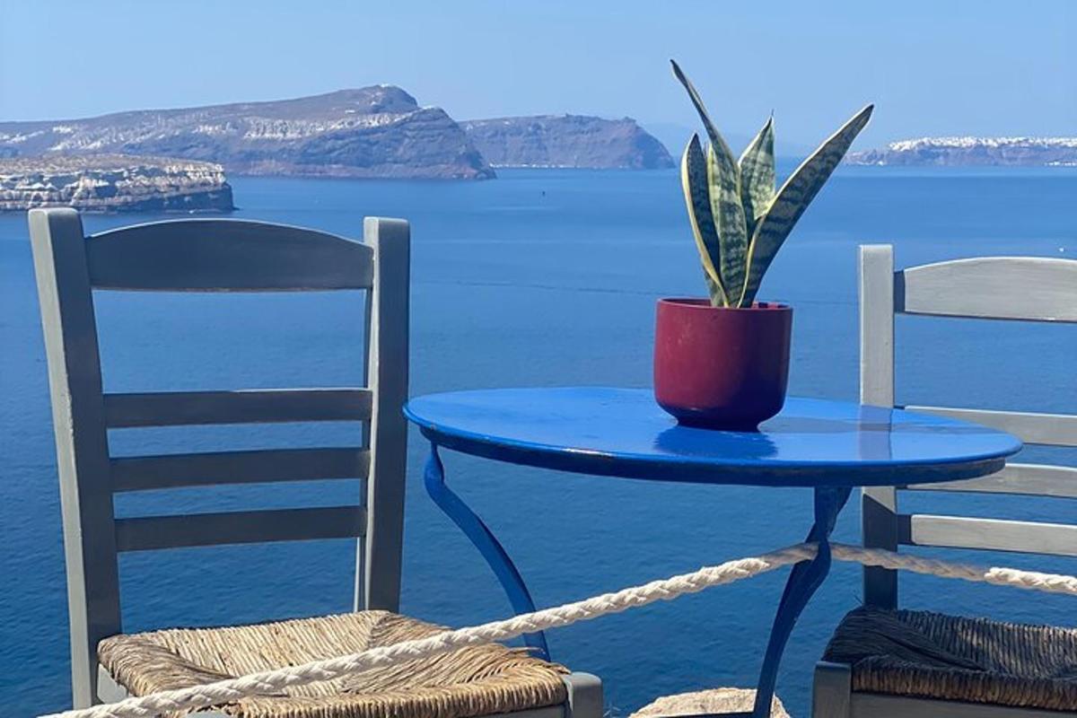 ένα μπλε τραπέζι με ένα φυτό σε γλάστρα πάνω στο νερό