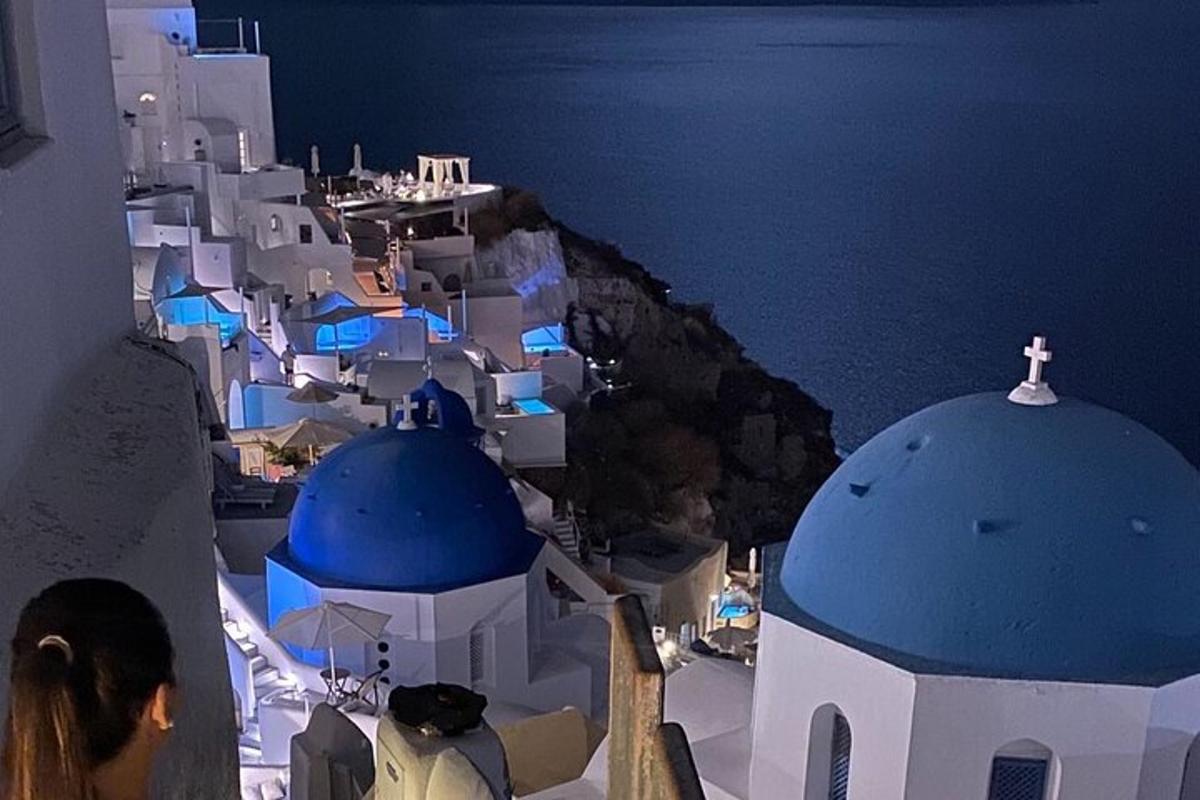 Μια θέα μιας πόλης τη νύχτα με μπλε θόλους