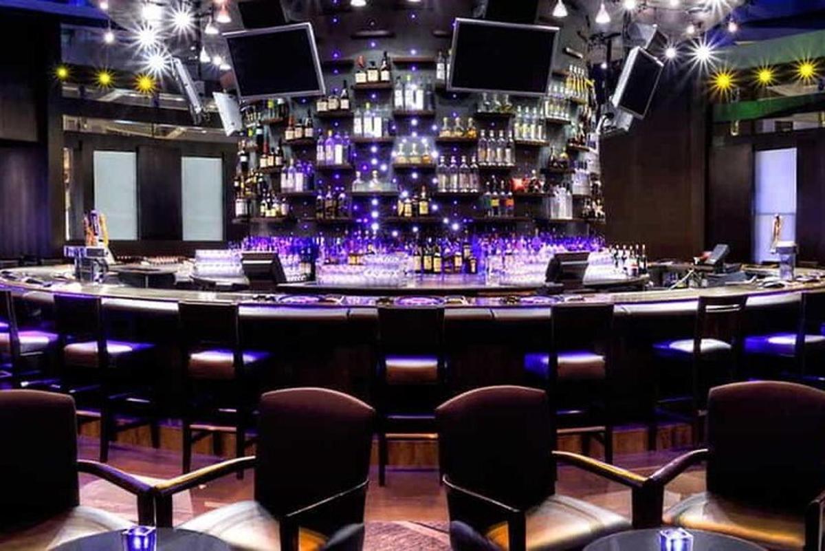 một quầy bar có ghế trước quầy bar