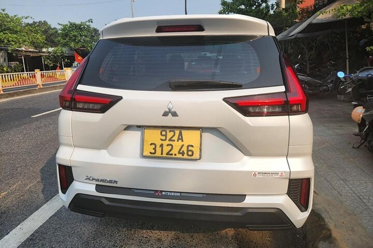 sebuah kereta putih berhenti di tepi jalan