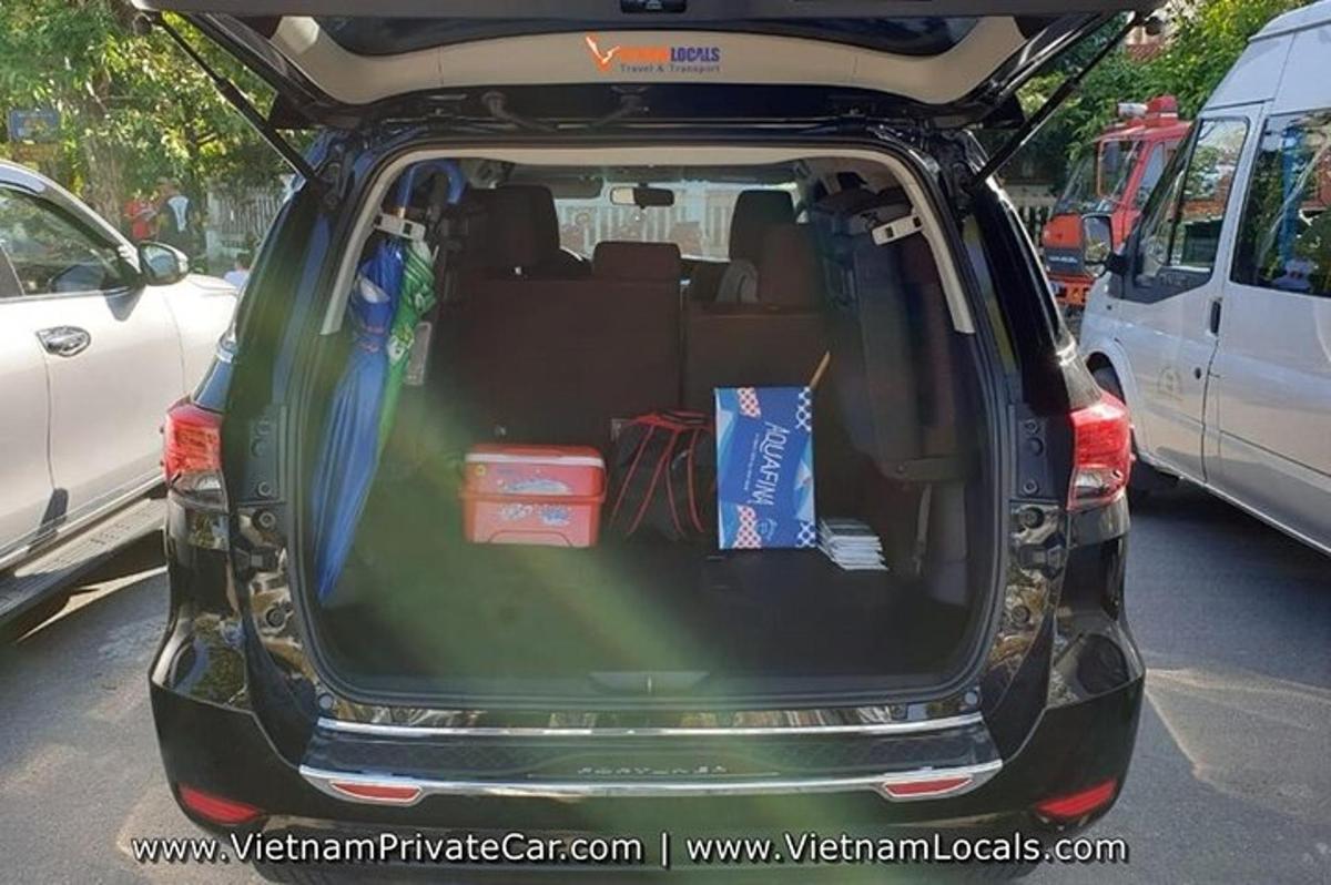 sebuah kereta dengan bagasinya terbuka di tempat letak kereta