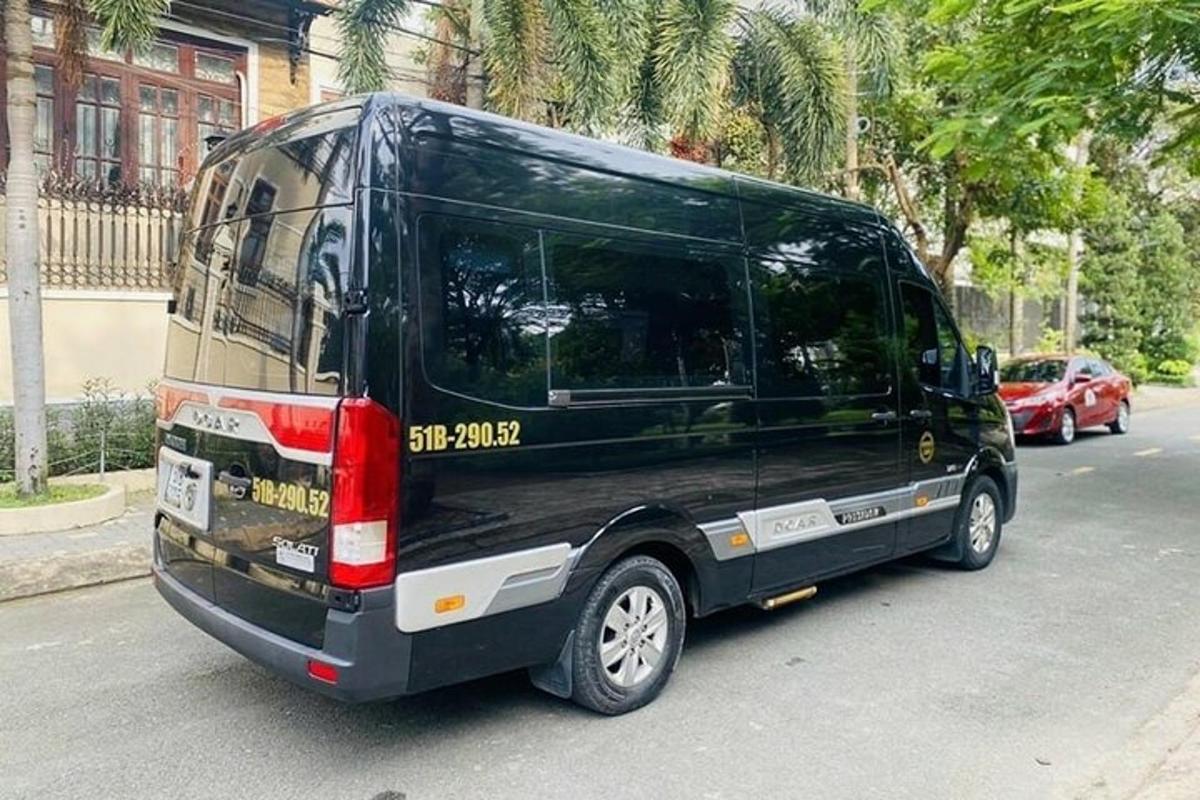 Una camioneta negra está estacionada en una calle de la ciudad