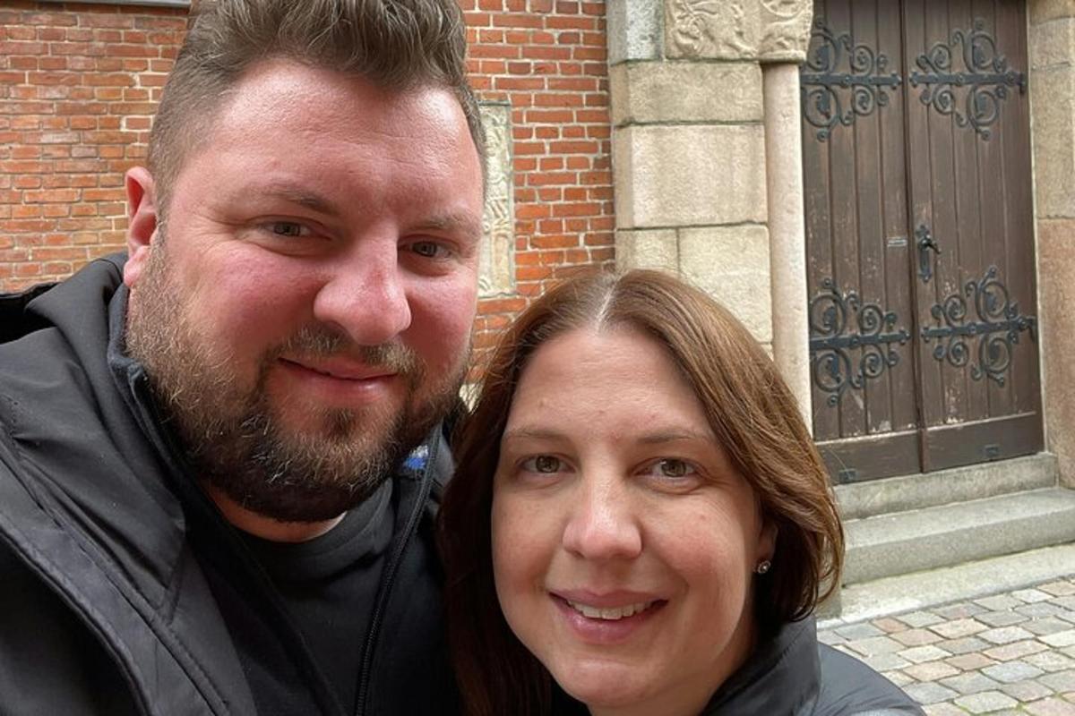 un uomo e una donna in piedi davanti a un edificio
