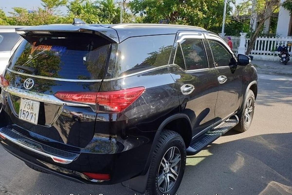 một chiếc xe suv màu đen đỗ trong bãi đậu xe