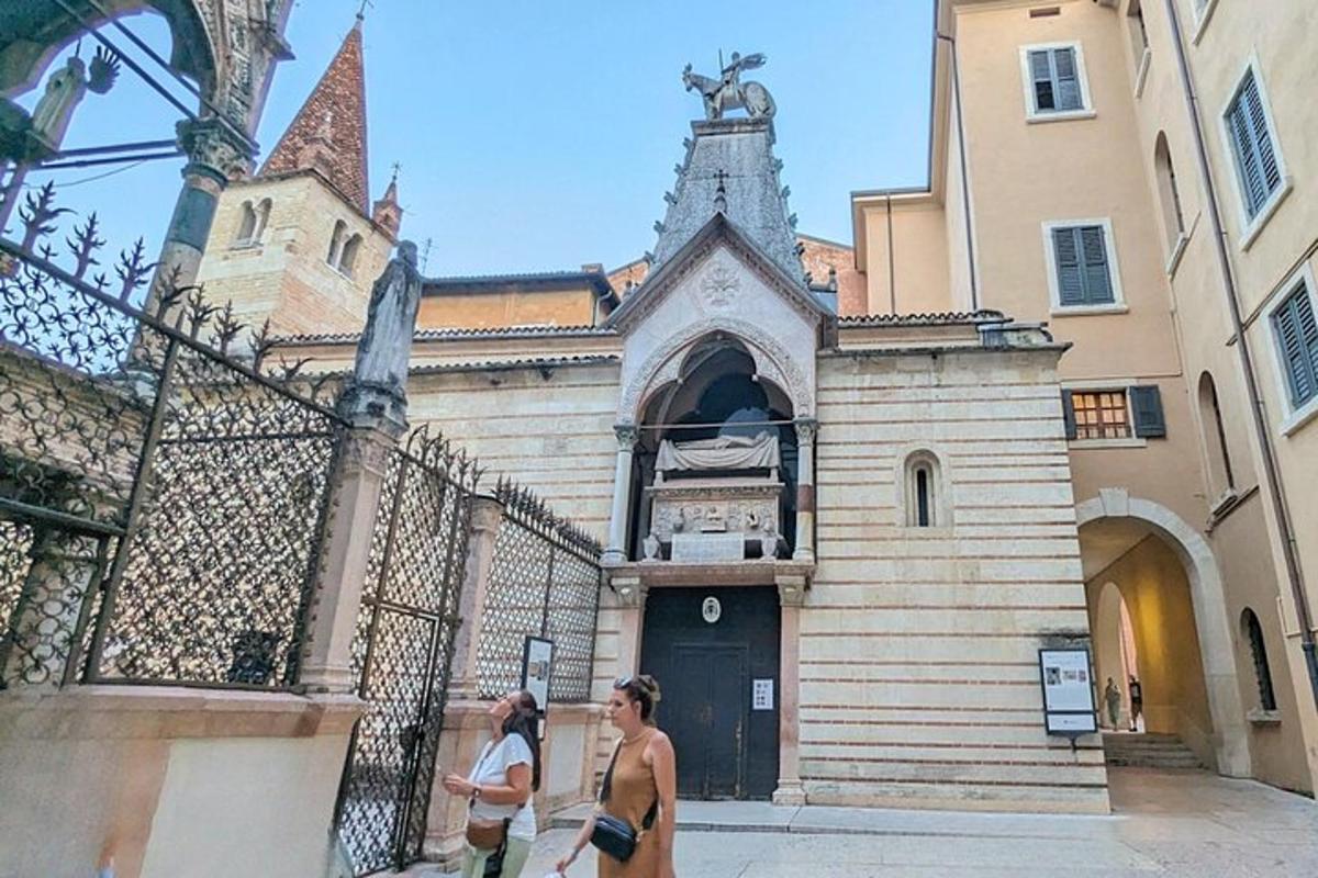 Δύο γυναίκες περπατούν μπροστά από μια εκκλησία