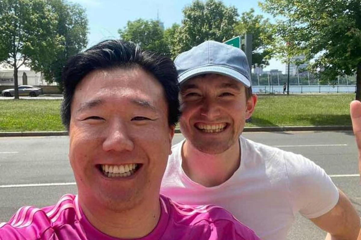 Dos hombres posan para una foto juntos