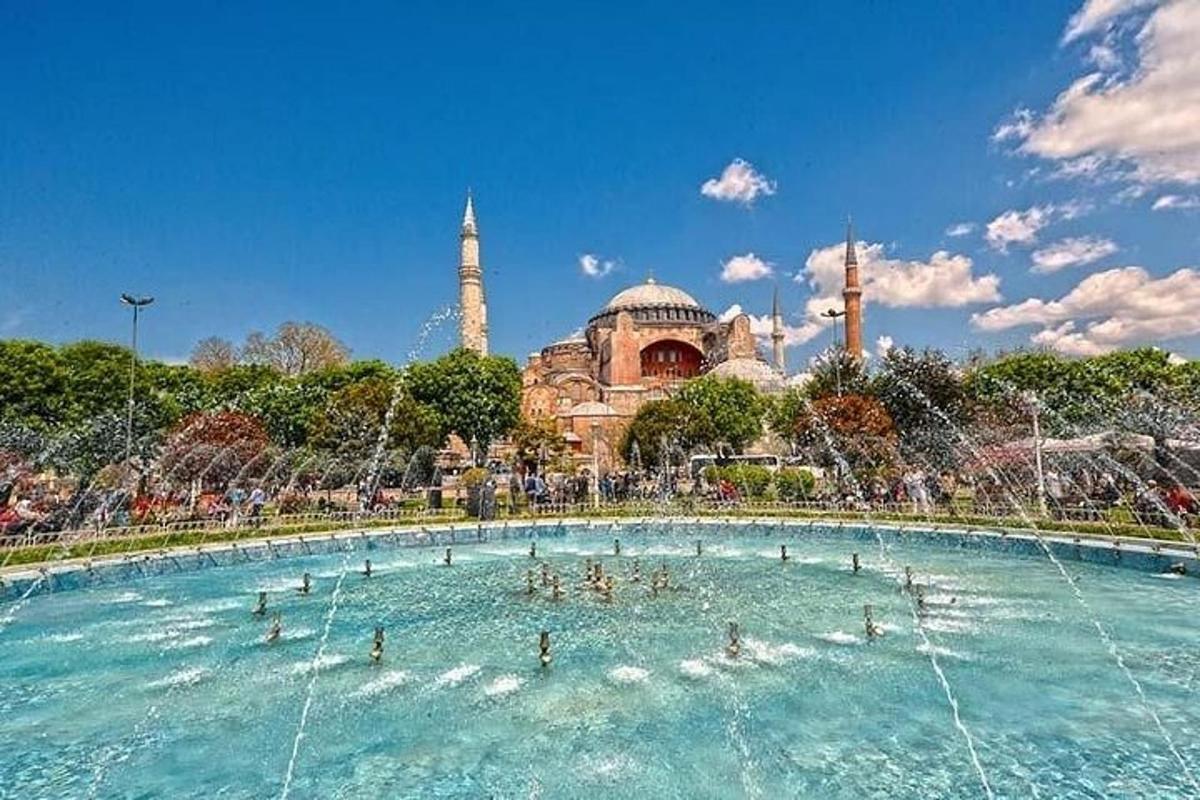 un gruppo di persone in una piscina con una fontana
