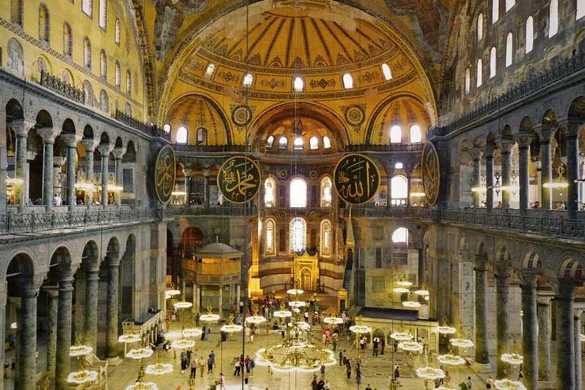 una vista di un grande edificio con persone al suo interno