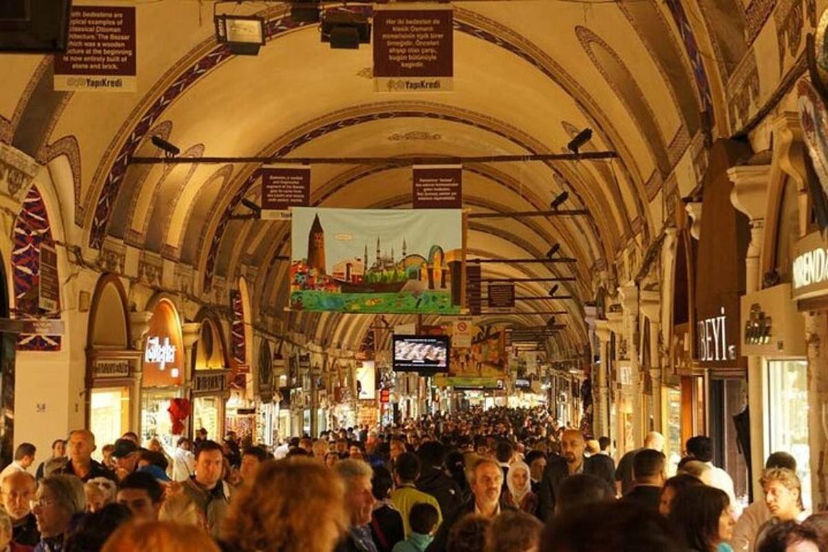 una grande folla di persone in un centro commerciale