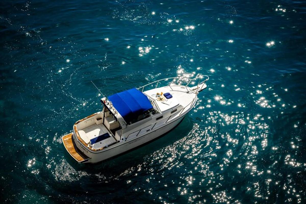ein Boot, das auf dem Wasser im Ozean schwimmt