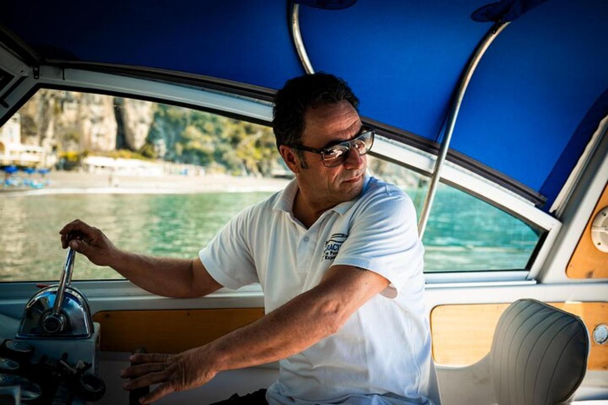 ein Mann, der vorne in einem Boot sitzt