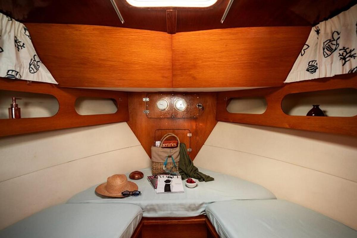 ein kleines Zimmer mit zwei Betten in einem Boot