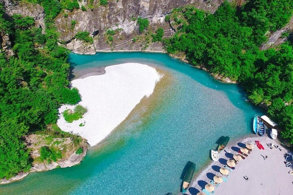 uma vista aérea de um lago com um grupo de barcos