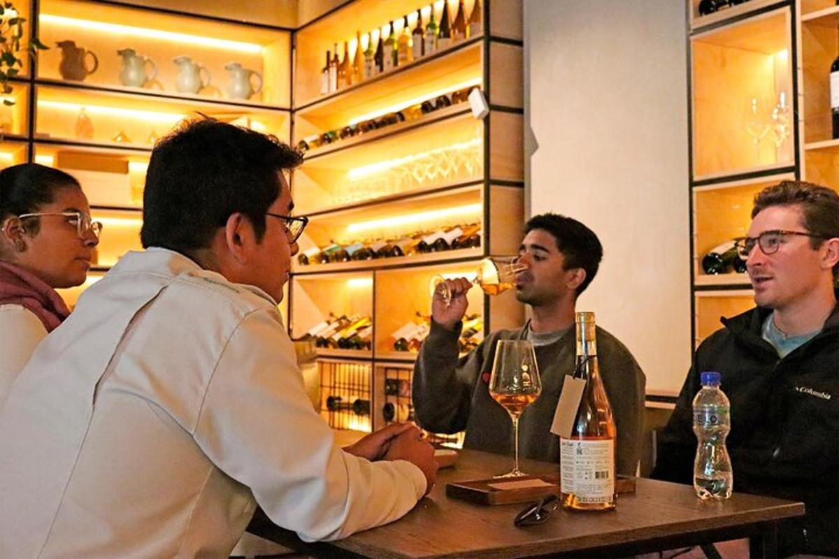 một nhóm đàn ông đang ngồi ở bàn uống rượu