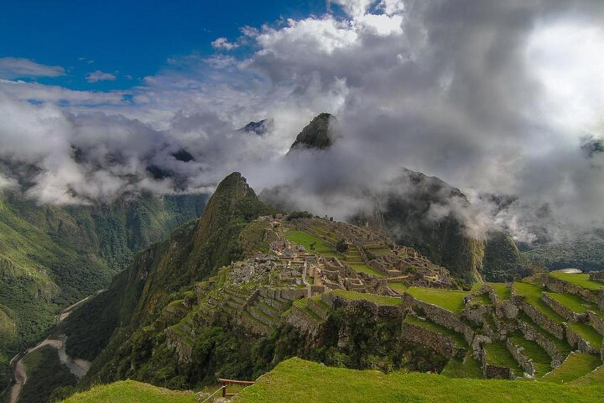 pemandangan gunung dengan perkampungan di atasnya