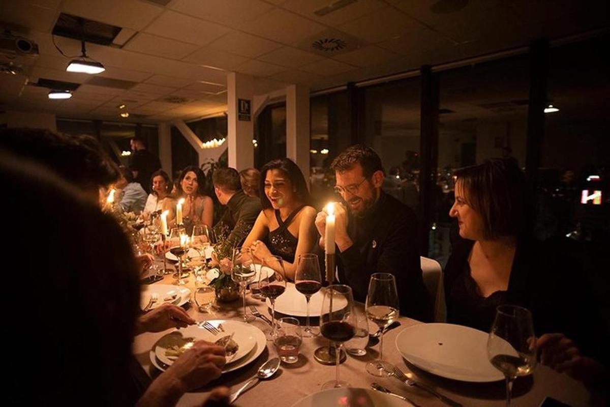 μια ομάδα ανθρώπων που κάθονται σε ένα τραπέζι σε ένα εστιατόριο