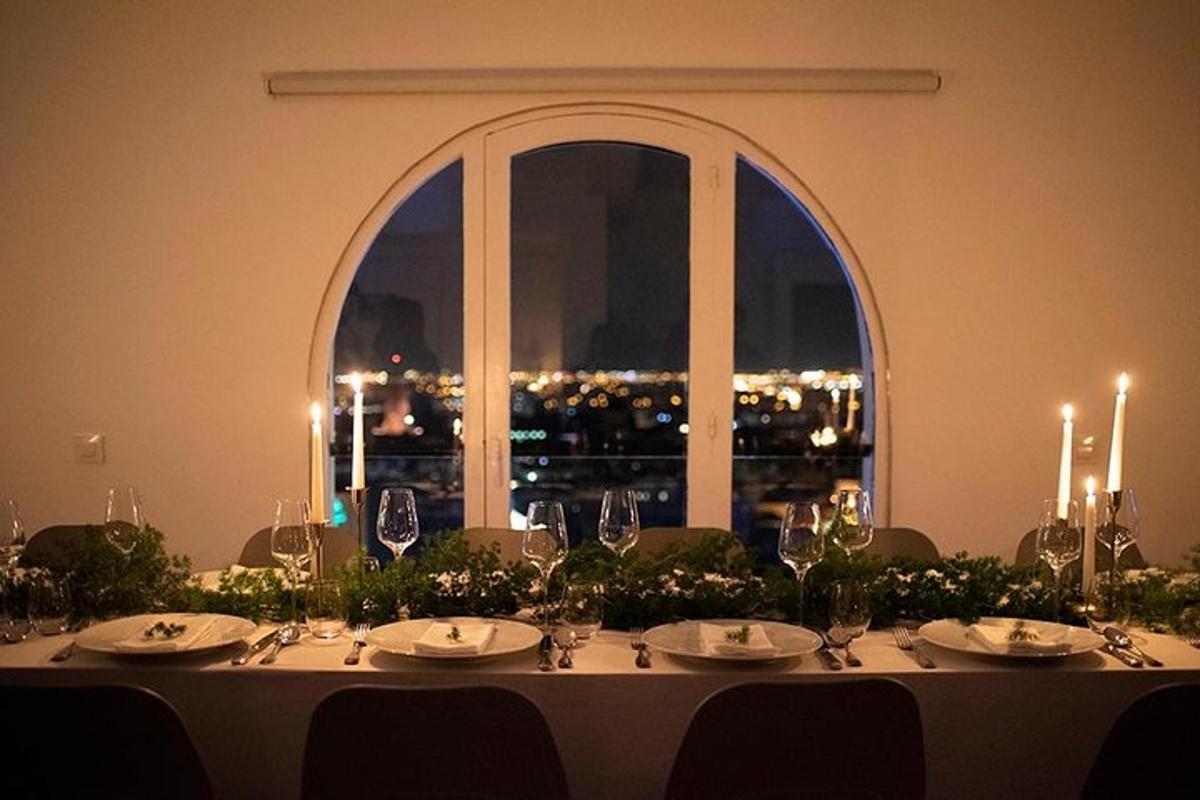 une table avec une nappe blanche et une grande fenêtre