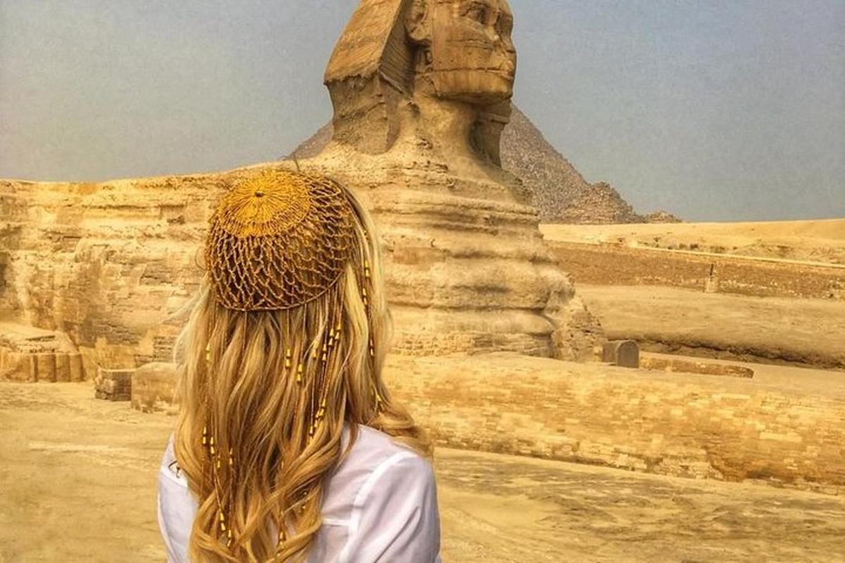 en kvinne som står foran pyramidene