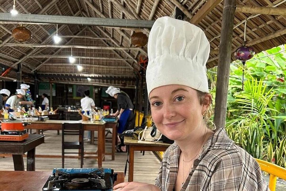 seorang wanita dengan topi chef di kepalanya