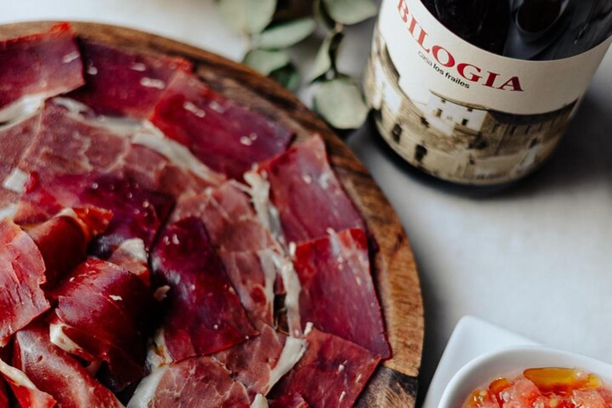 una pizza appoggiata su un tavolo accanto a una bottiglia di vino