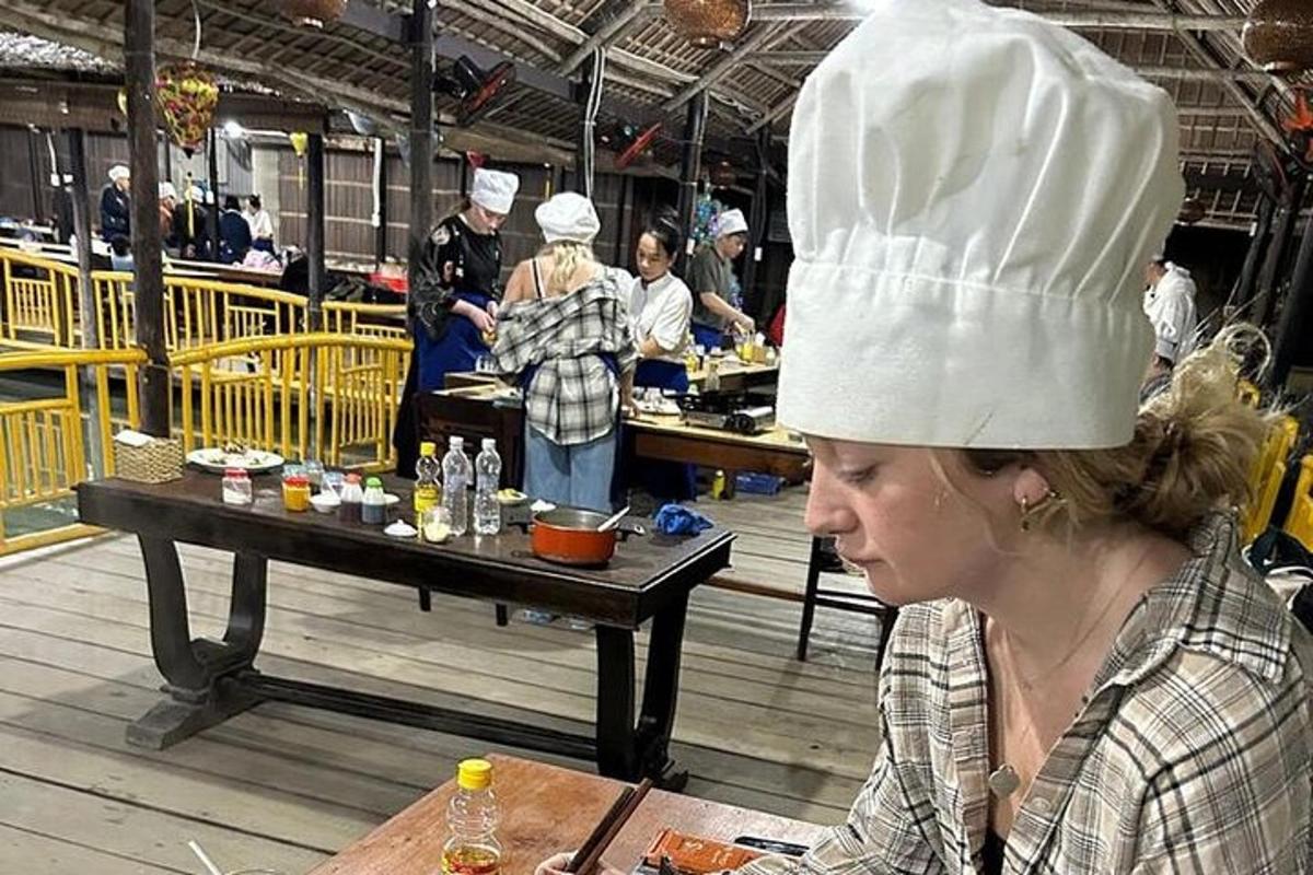 жена која носи куварску капу у кухињи