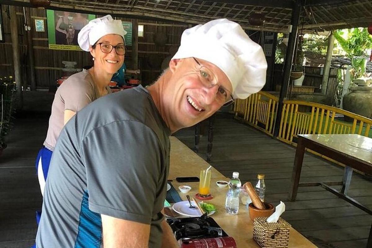 seorang lelaki dan wanita memakai topi chef di meja