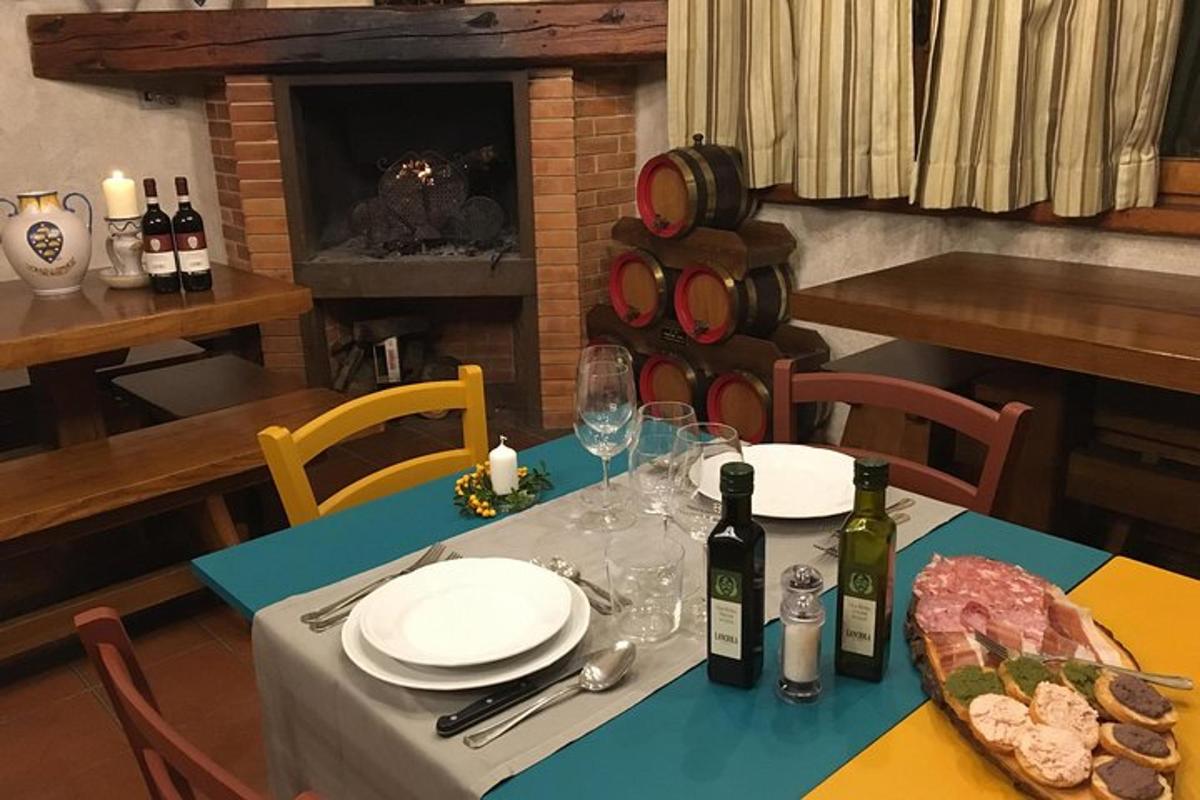 ένα τραπέζι με πιάτα και ποτήρια κρασιού πάνω του
