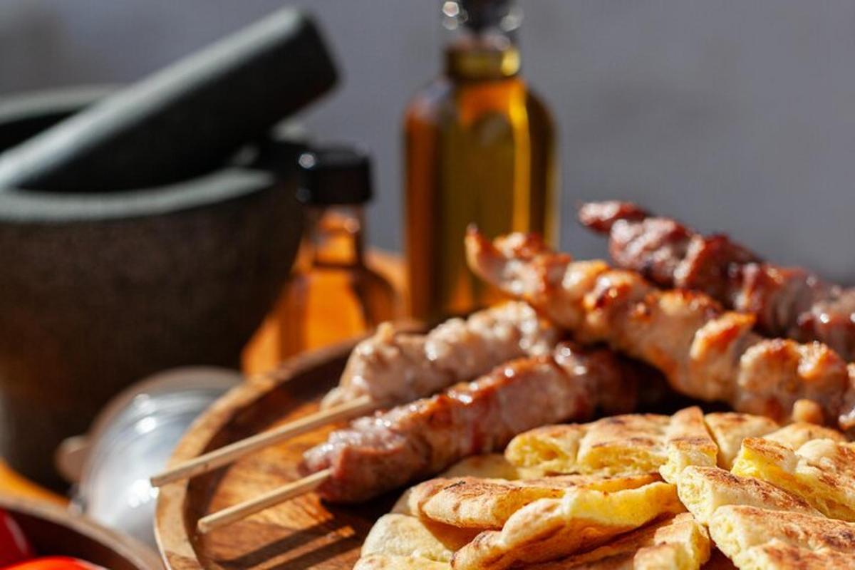 en tallerken mad med pølser og bacon på et bord
