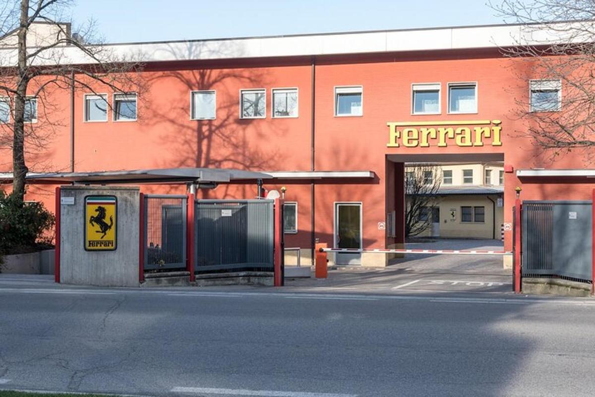 una fermata dell'autobus di fronte a un edificio rosso