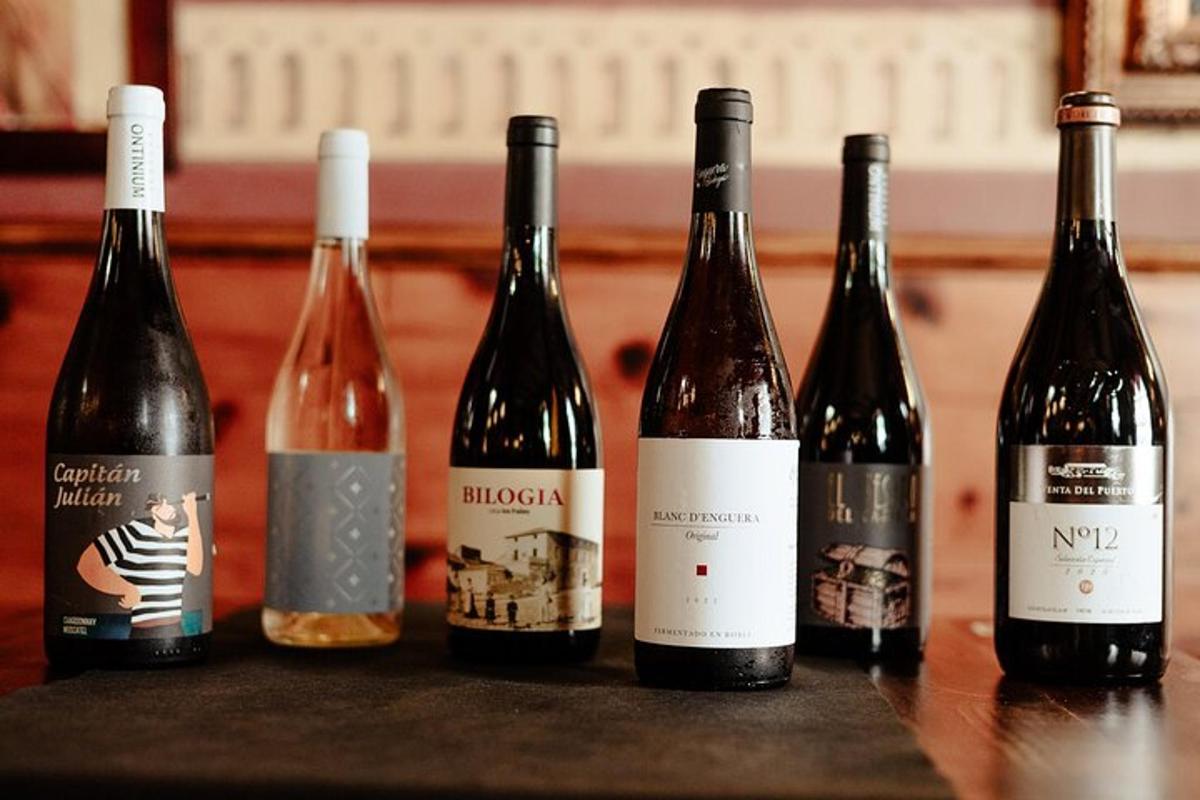 un gruppo di bottiglie di vino appoggiate su un tavolo
