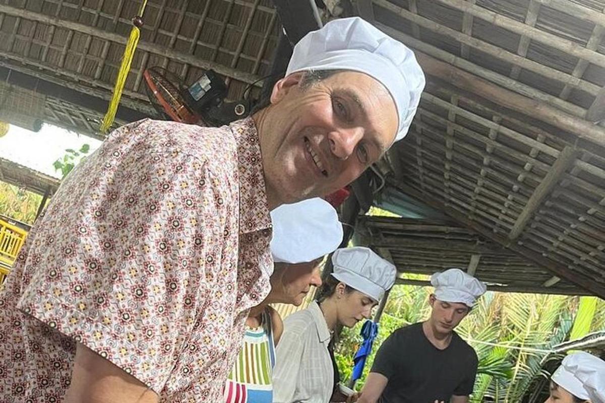seorang lelaki dalam kumpulan chef berdiri di sekeliling