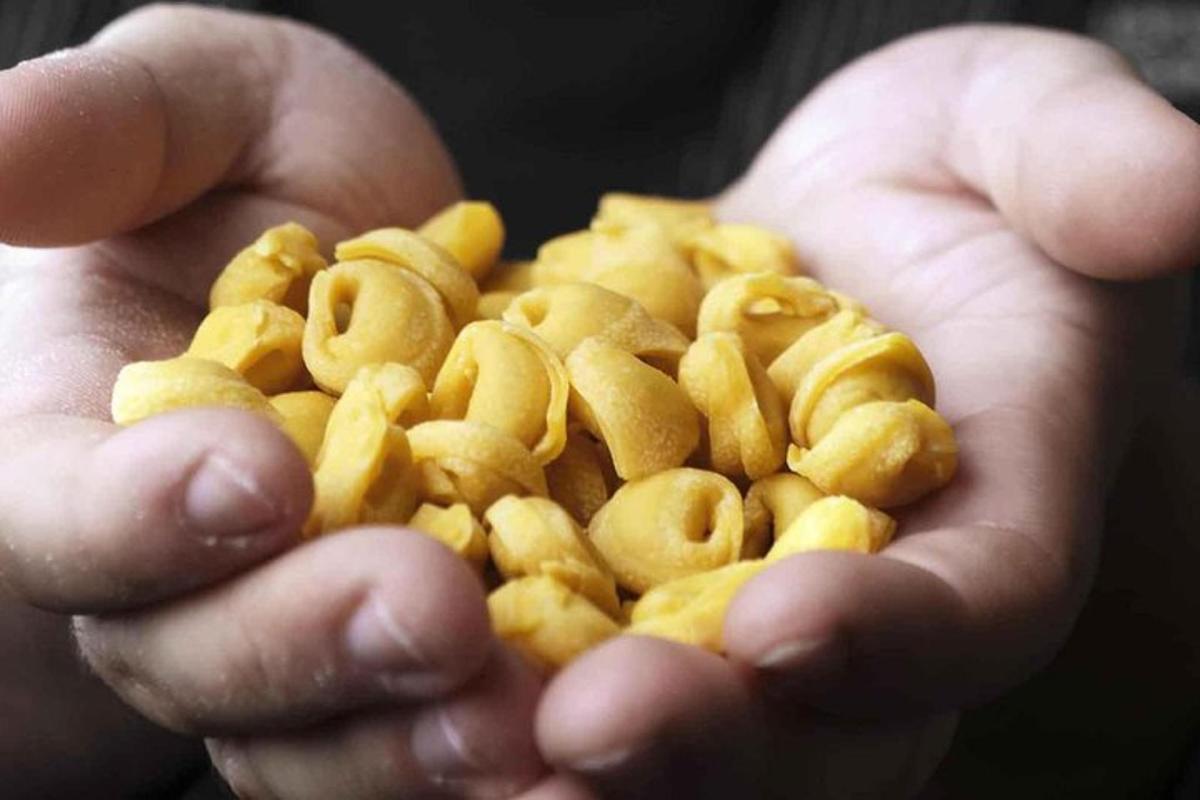 una persona sosté un grapat de patates fregides