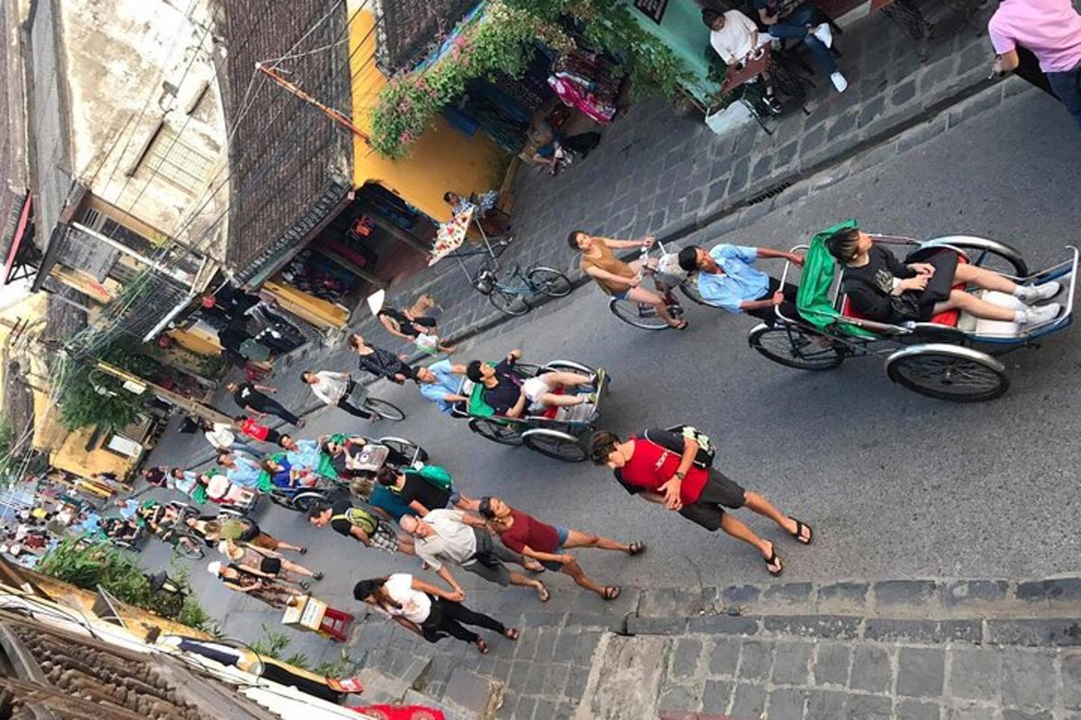 skupina lidí sedících na ulici