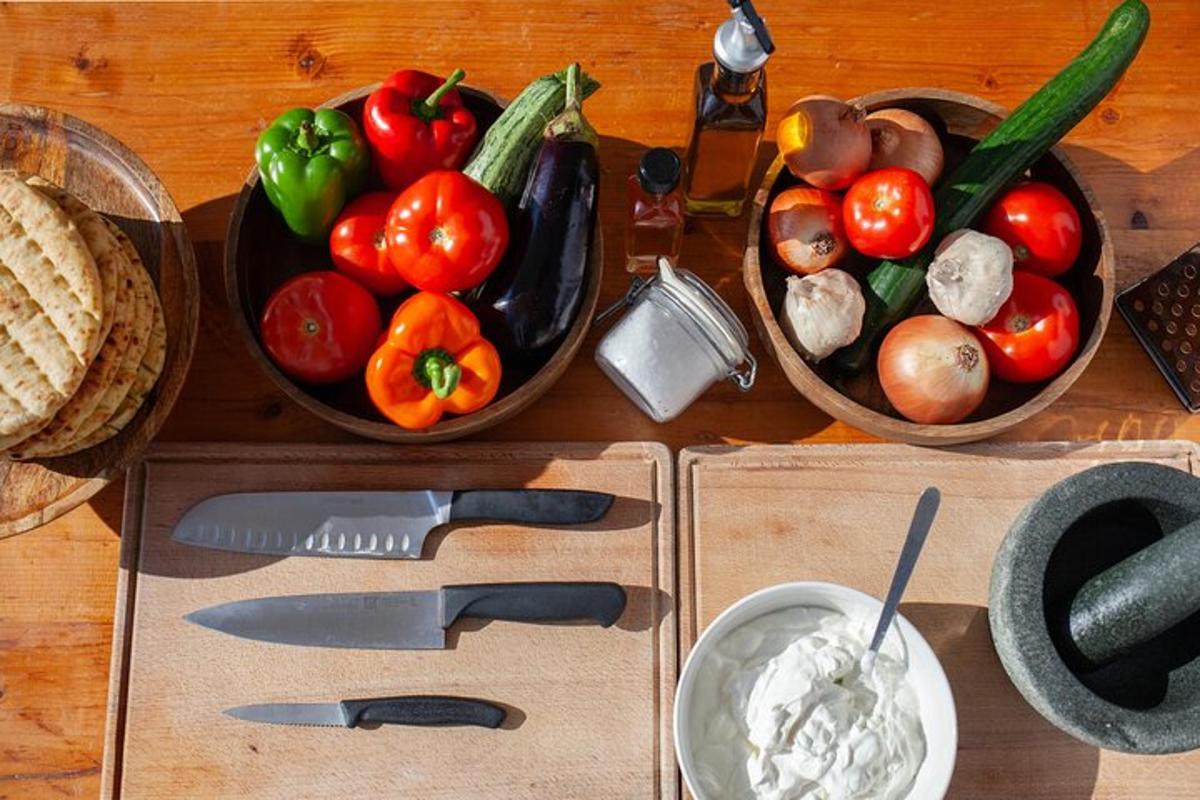 Una mesa con dos tazones de verduras y un cuchillo.