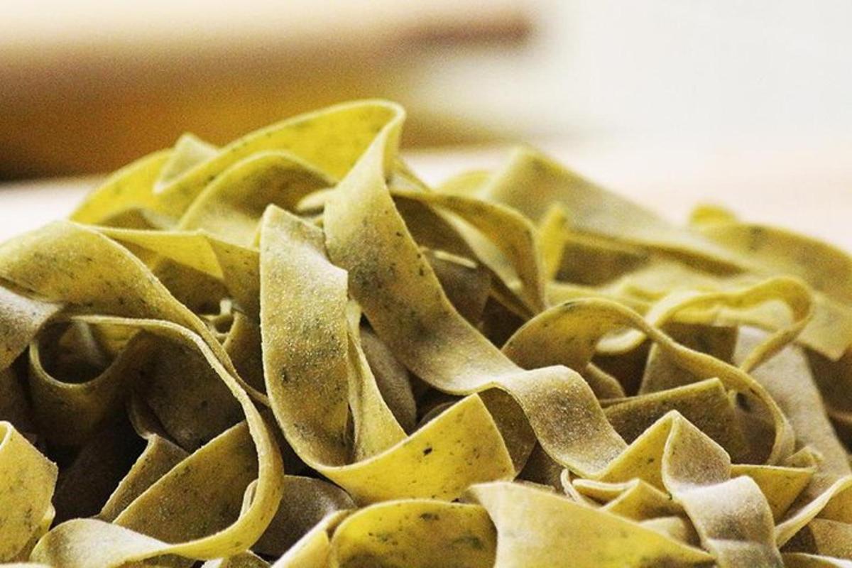 una pila de pasta asseguda en un plat