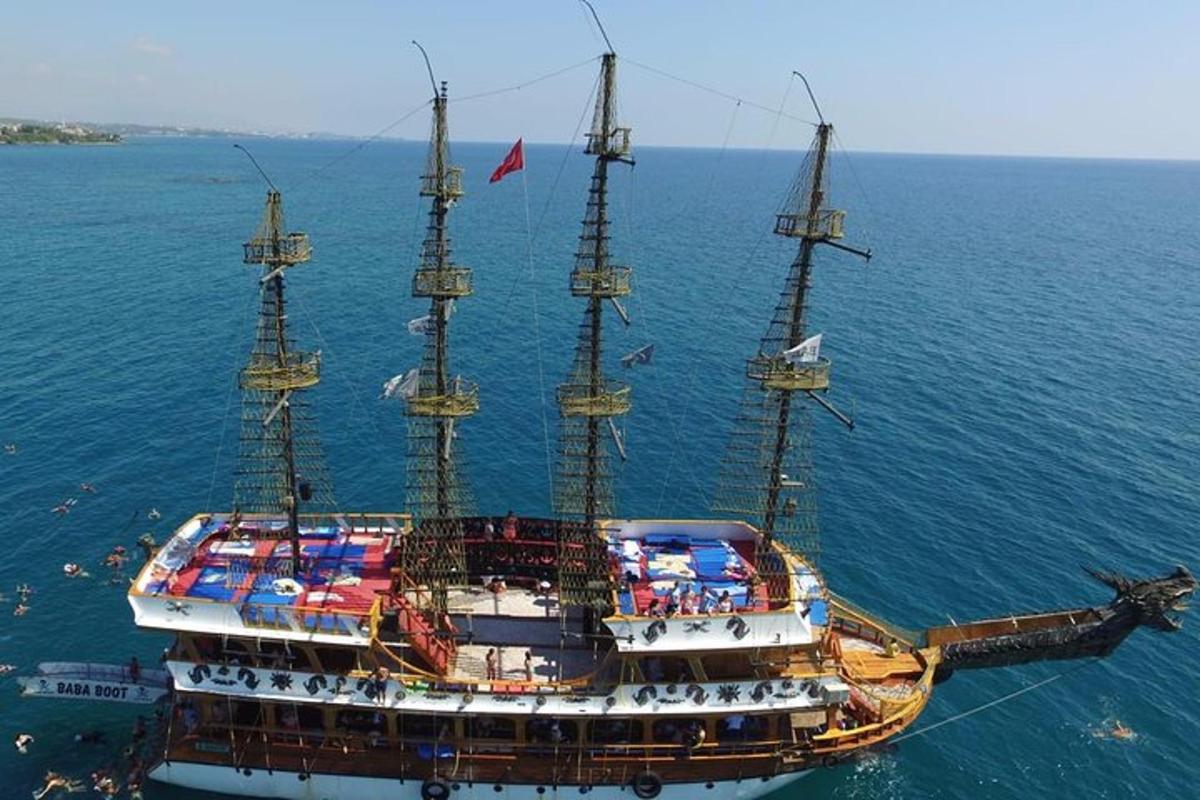 velik čoln v oceanu z zastavami na njem