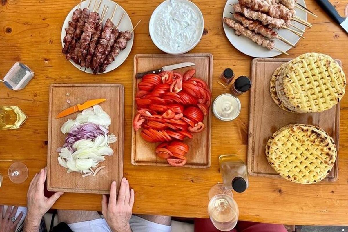 야채와 고기 접시가 놓인 테이블