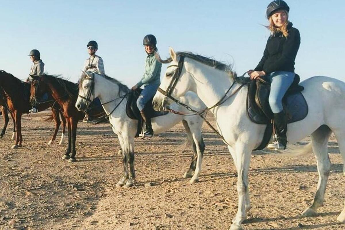 un gruppo di persone a cavallo in un campo