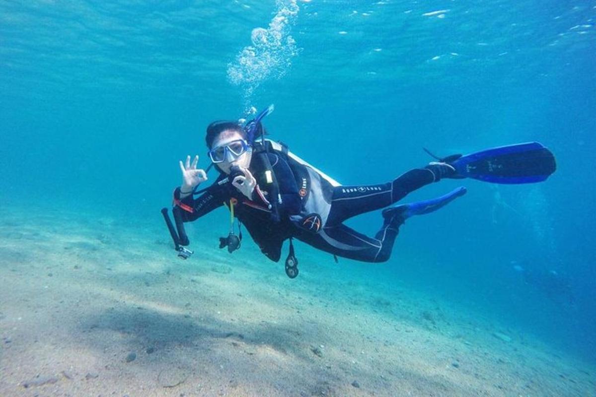 osoba v neoprene plávajúca v oceáne