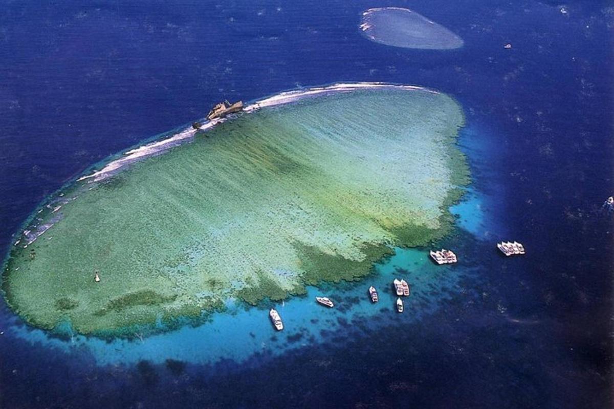 pemandangan udara pulau kecil di lautan