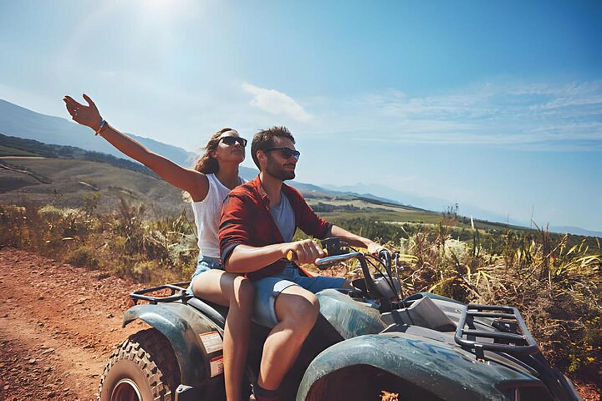 egy férfi és egy nő motoron