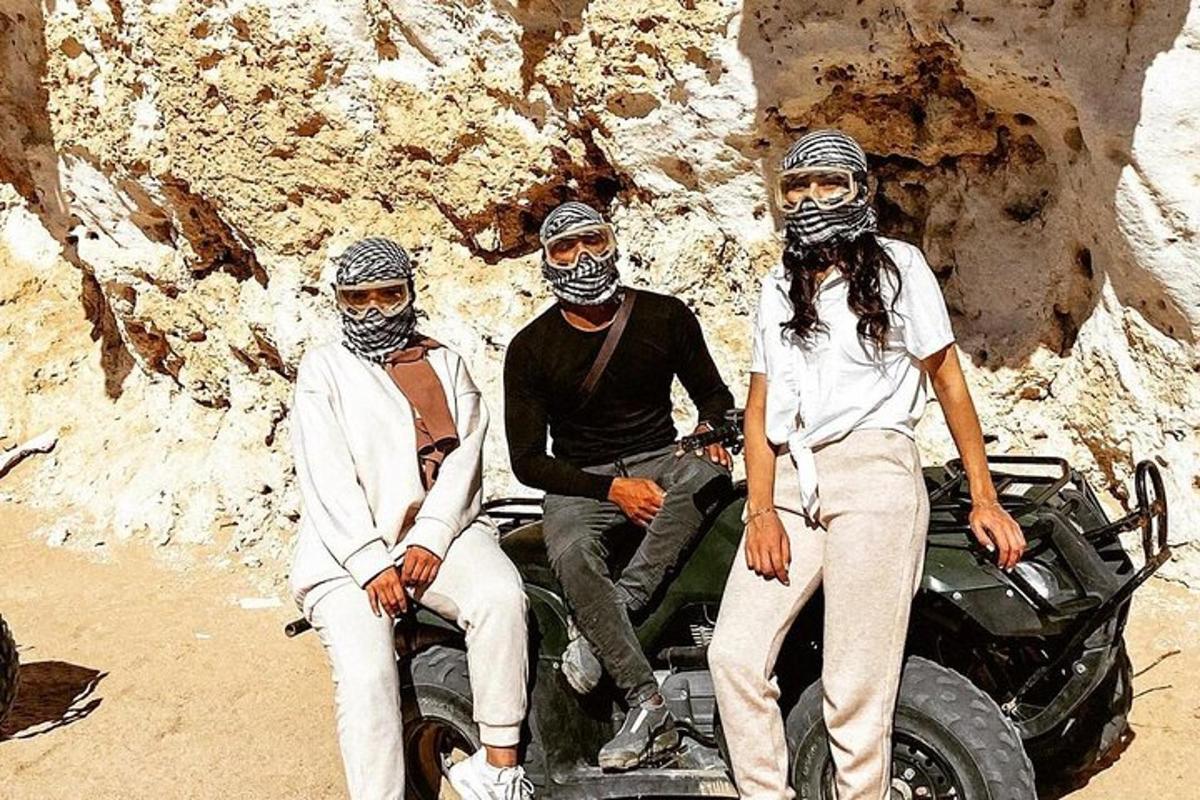 egy férfi és két nő ül egy motoron