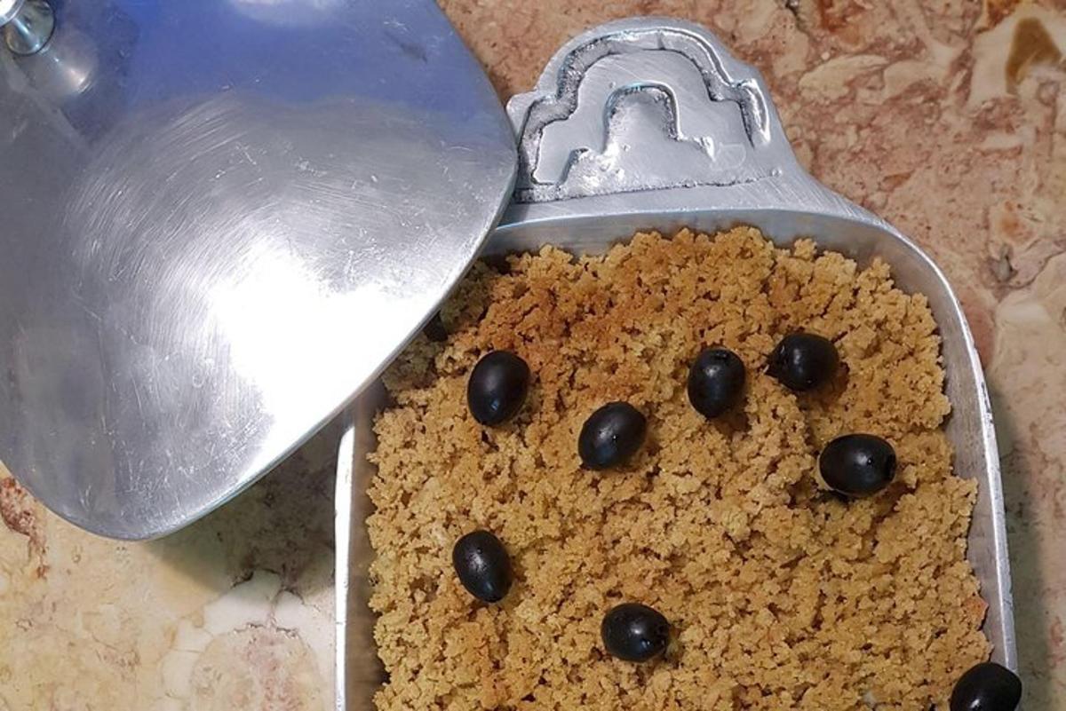 ένα μπισκότο σε σχήμα προσώπου με ένα κουτάλι