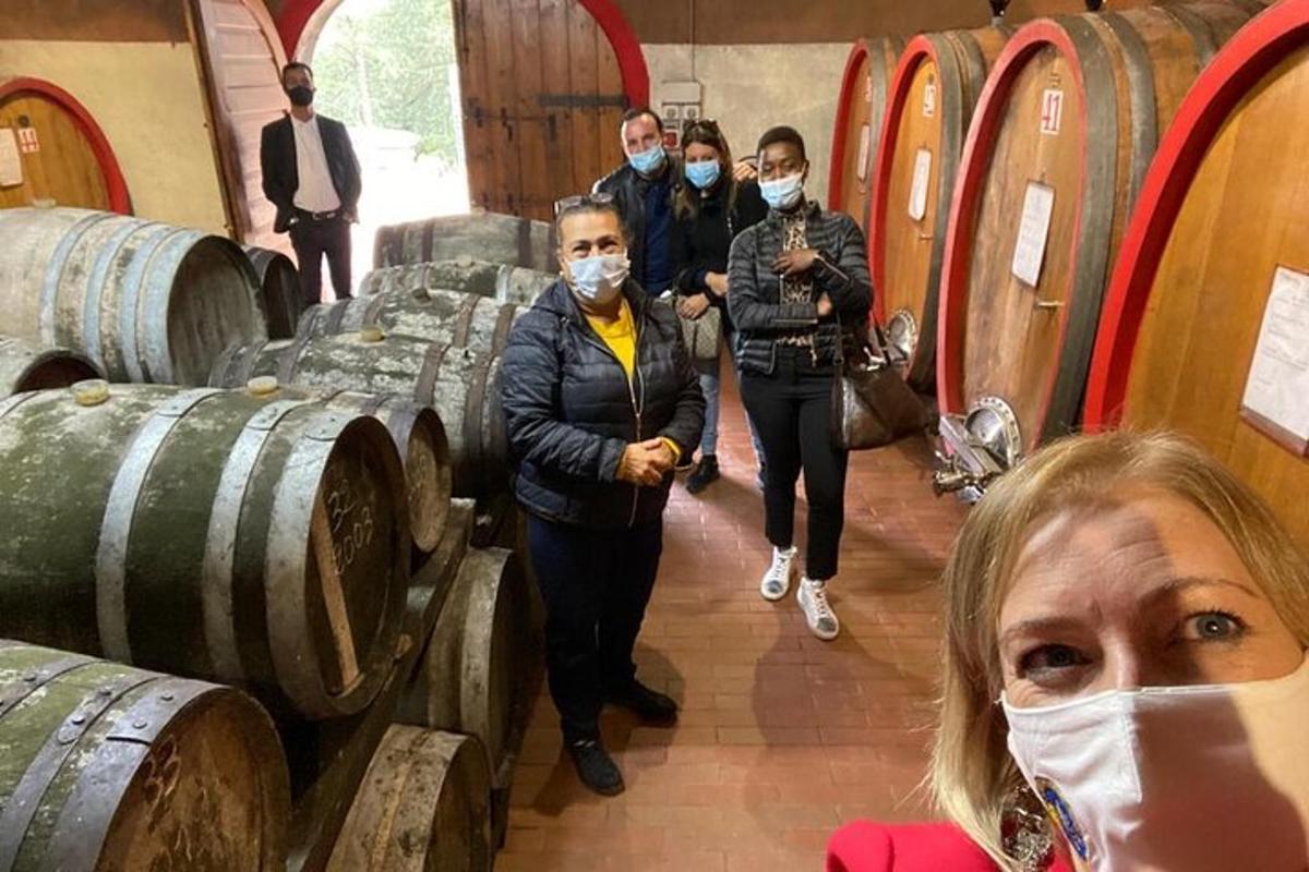 μια ομάδα ανθρώπων που φορούν μάσκες σε μια κάβα κρασιών