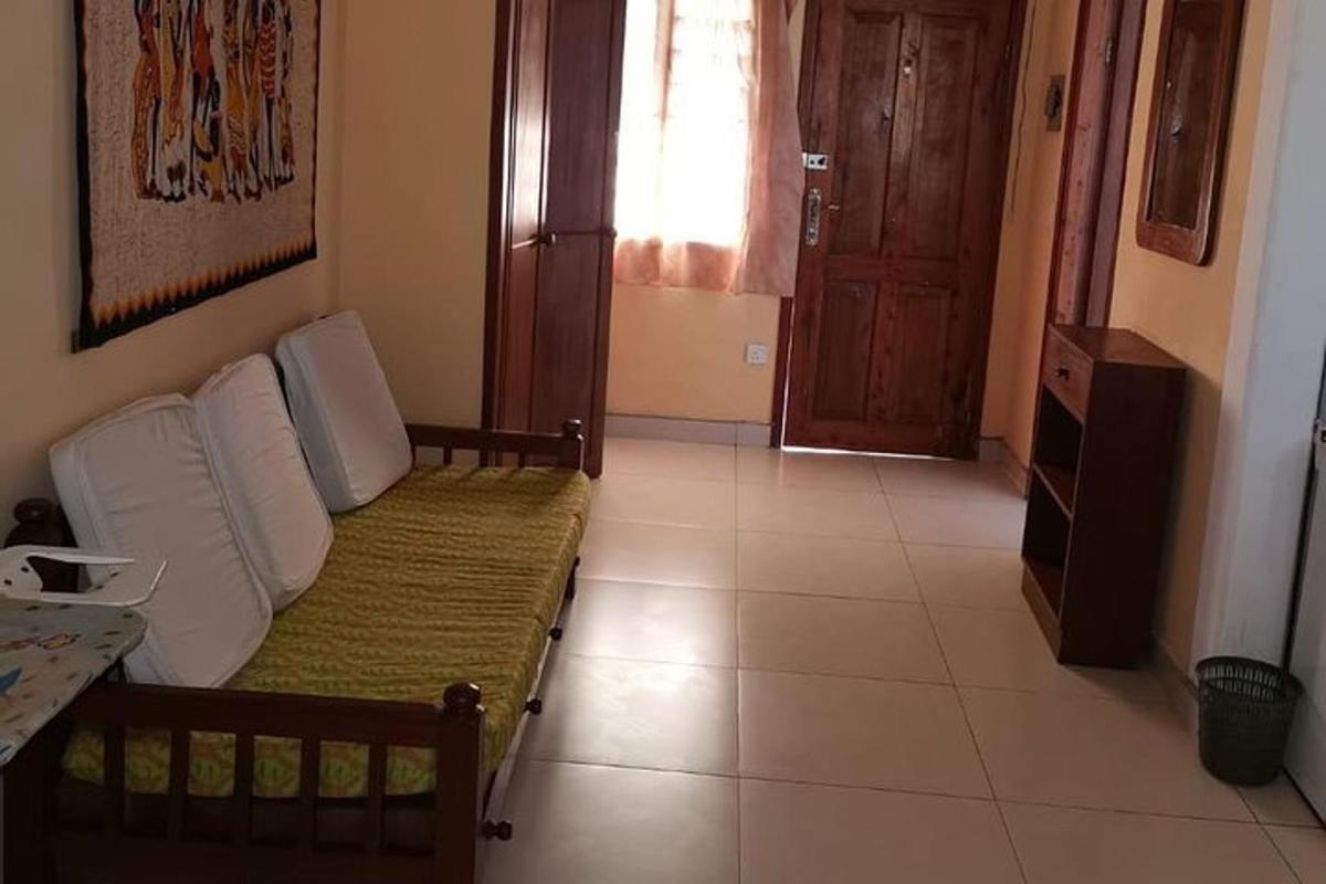 um quarto com uma cama, uma mesa e uma porta