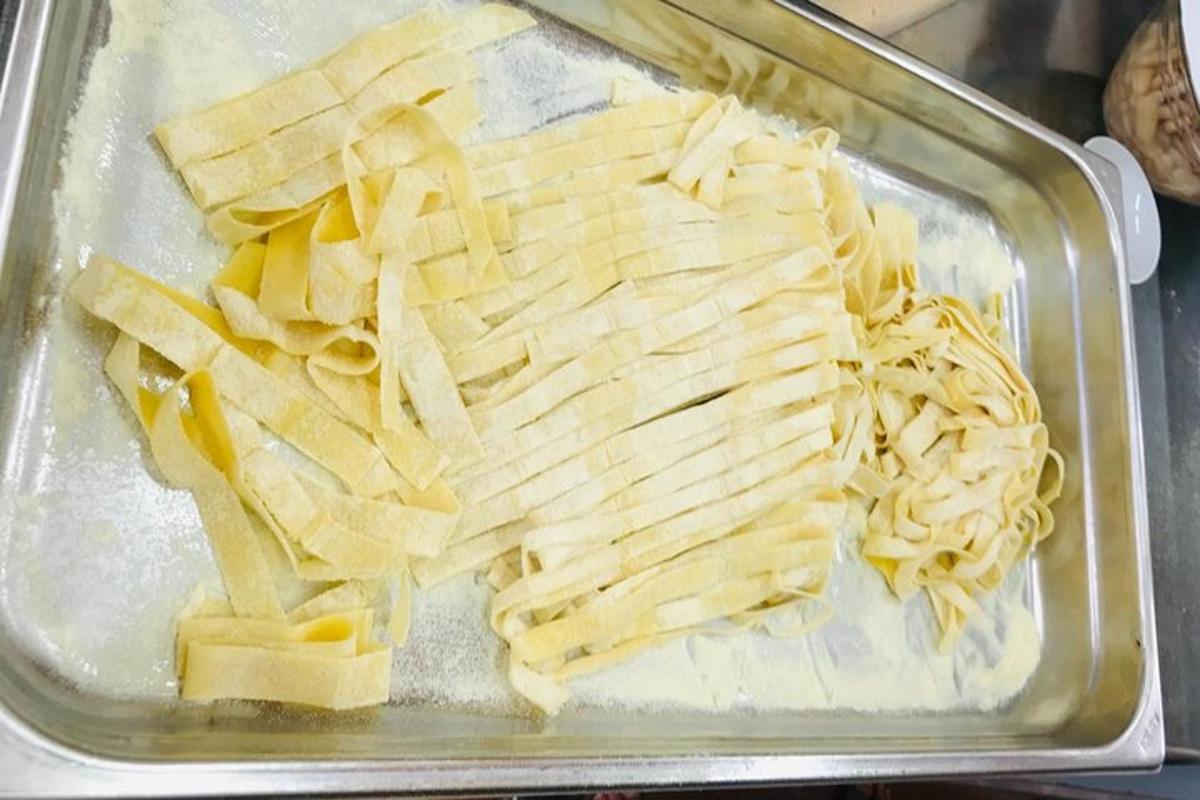 egy tálca étel chips-szel és sajttal