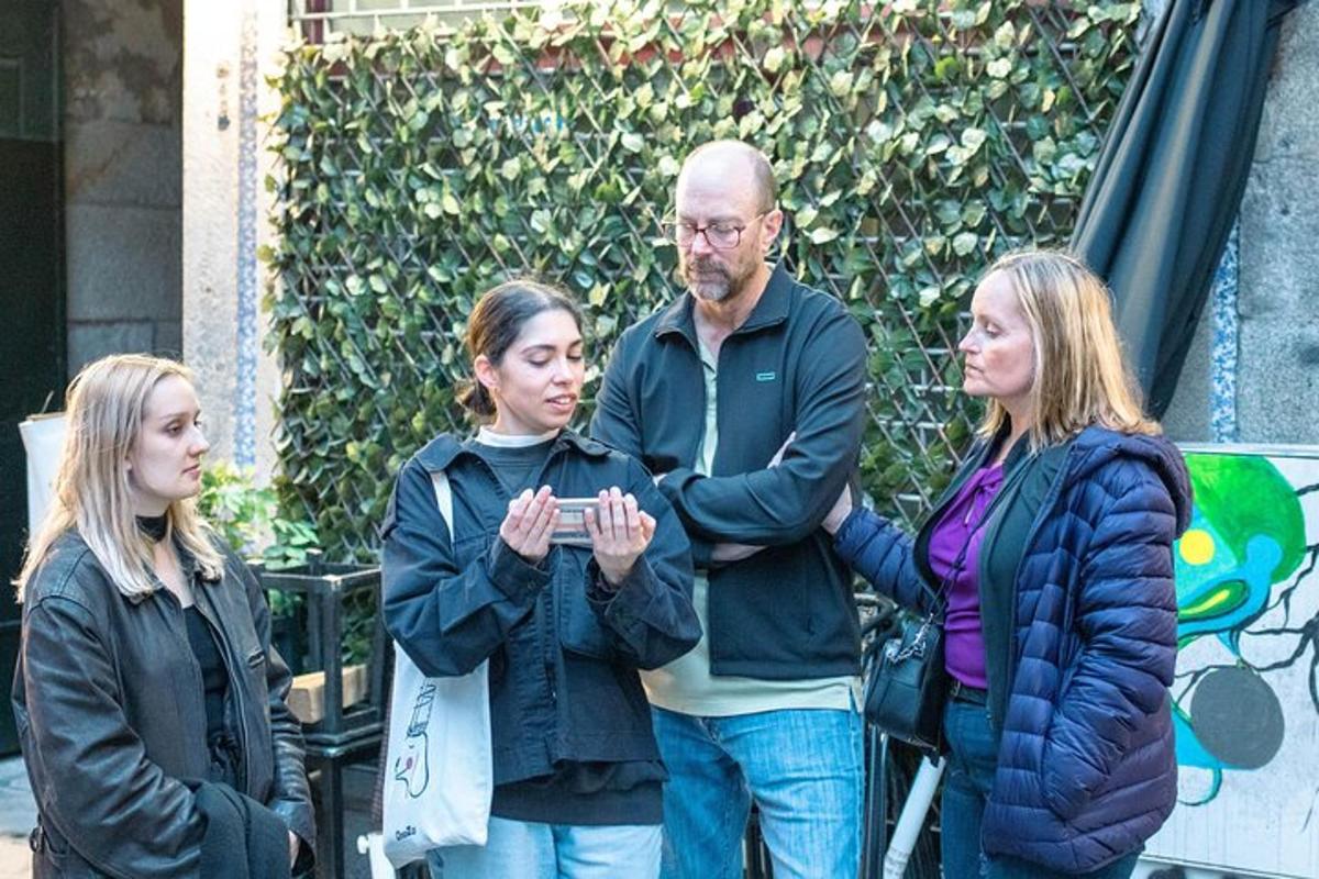 un grup de trei persoane care stau lângă un bărbat