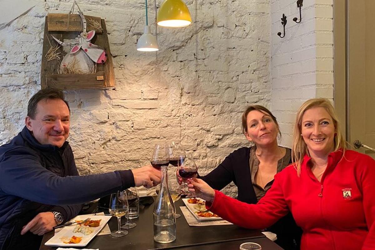 група људи који седе за столом са чашама за вино