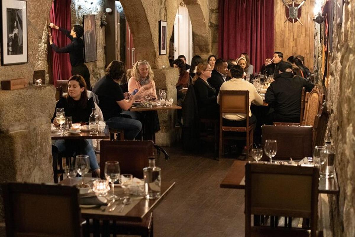 un grup de oameni așezați la mese într-un restaurant